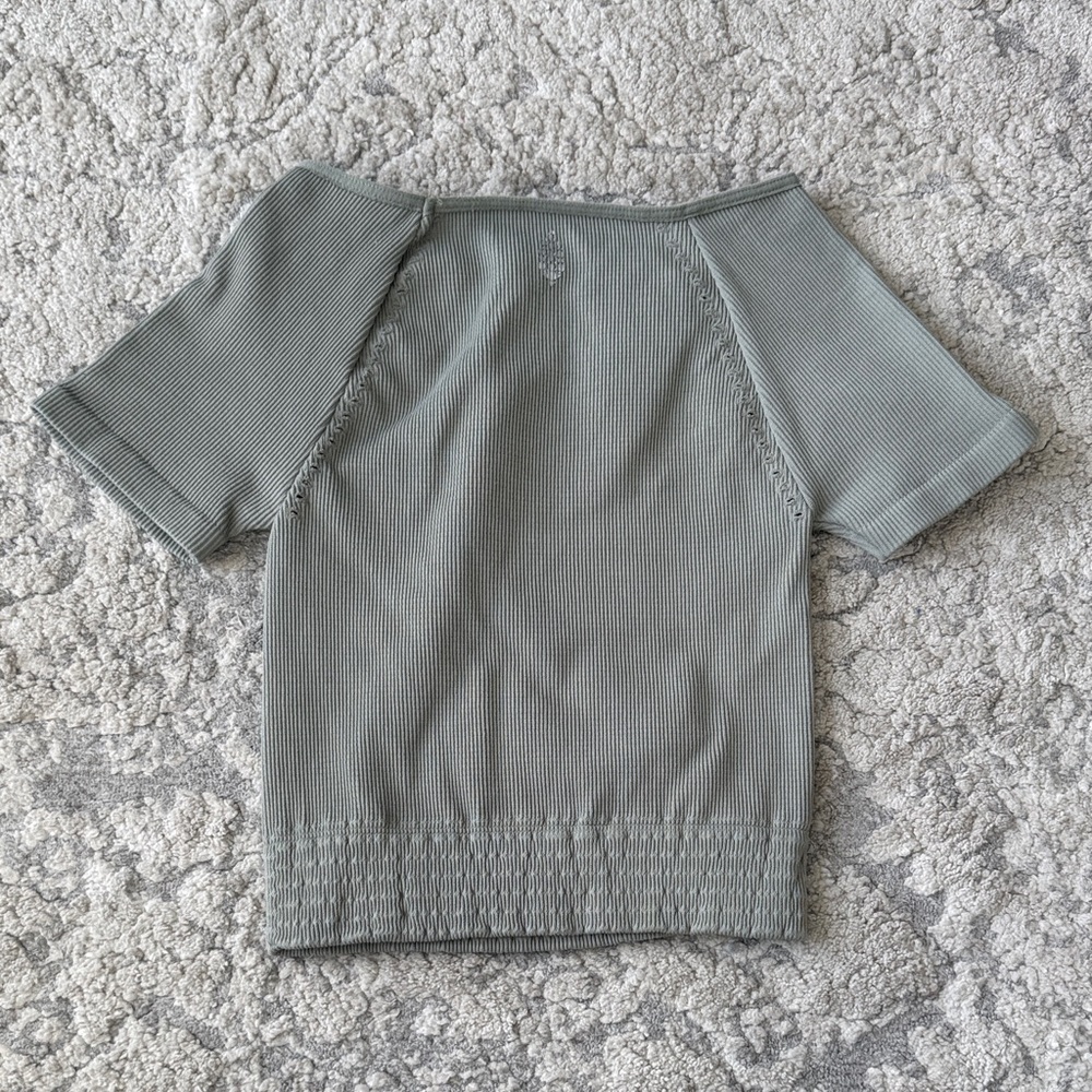 Chic Ribbed Crop Top - Picture 2 of 3
